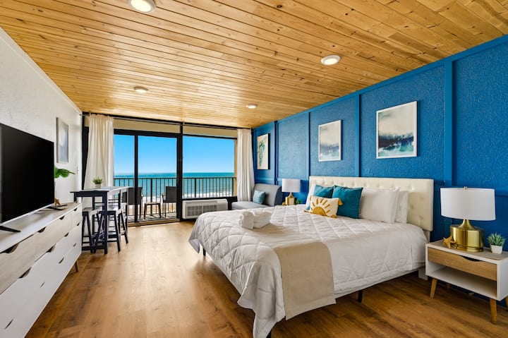 Starfish Reef | King Bed | Ocean Front Studio