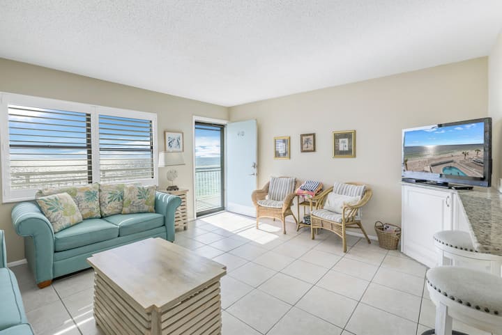 King Bed Beachfront w/ Stunning Water Views #410SC