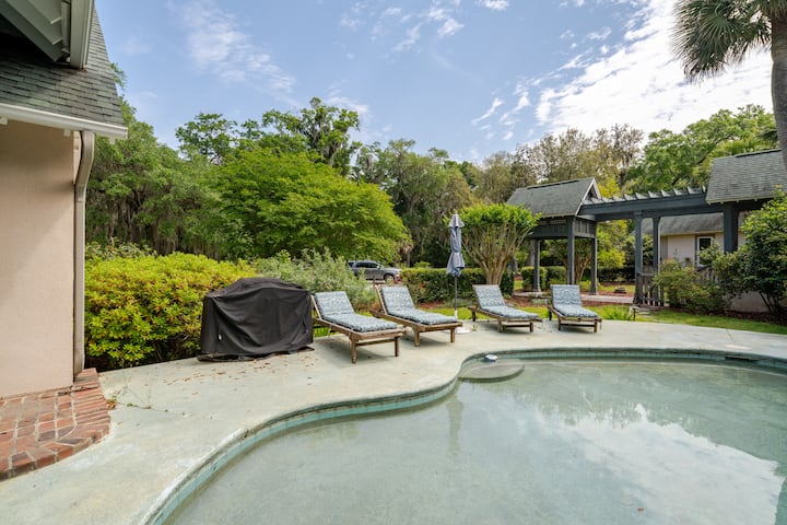 Charming Waterfront Cottage with Beautiful Views.