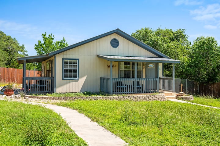 Quaint House | Pool | Hot Tub | New Braunfels