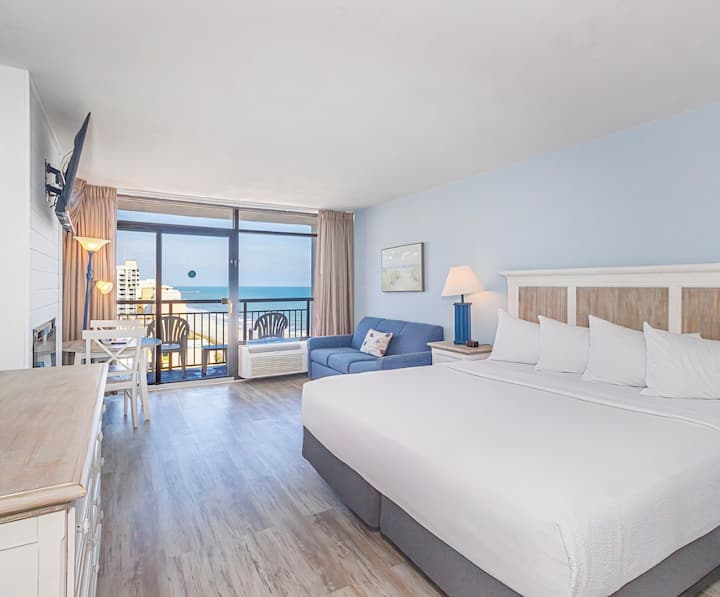 Newly Remodeled 14th floor King Suite!
