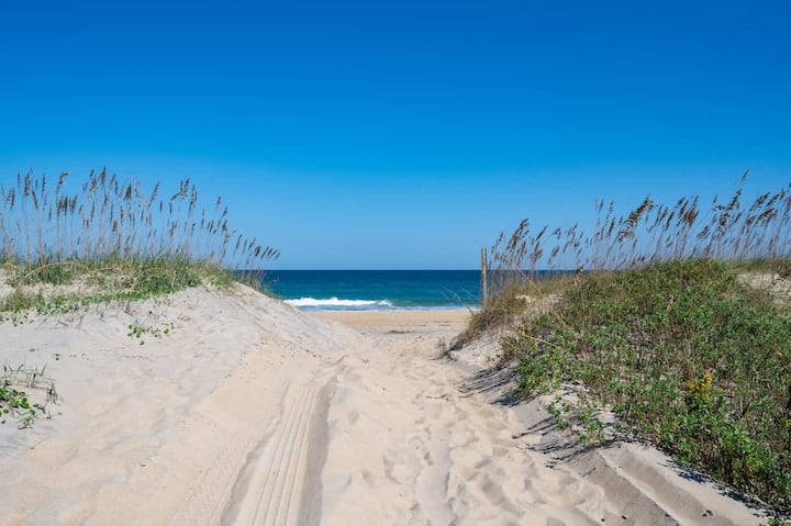 Private Hot Tub + Spa Bath | OBX Couples Retreat