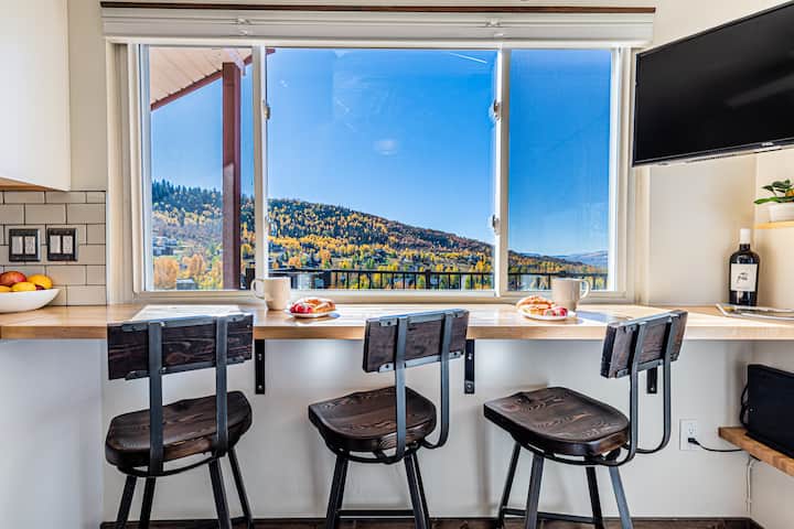 Cozy Hillside Retreat with Amazing Views