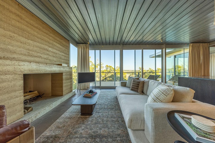 Modern Cabin + Hilltop Views + Minutes to Main St
