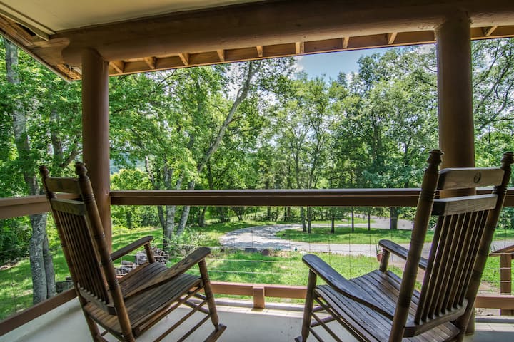 Log Cabin Retreat minutes from Downtown Nashville