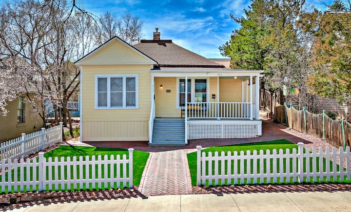 3 Minute walk to the courthouse square! Suite #2
