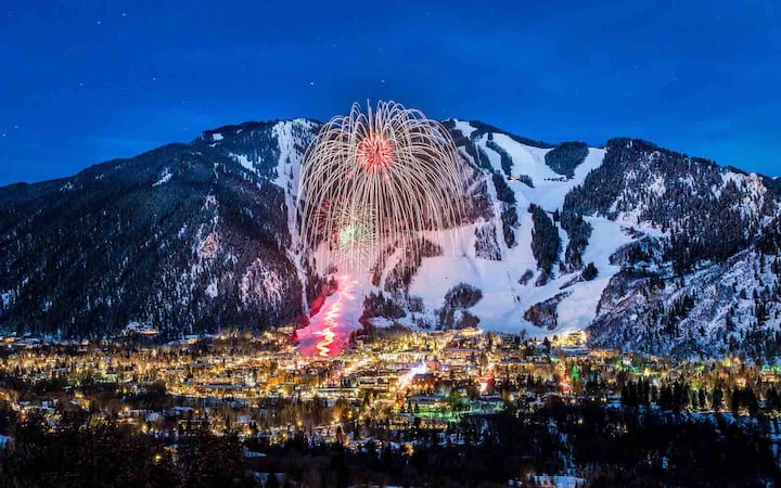 ASPEN 2BR PRES. Dwntwn w/Amenities, pool/hot tub