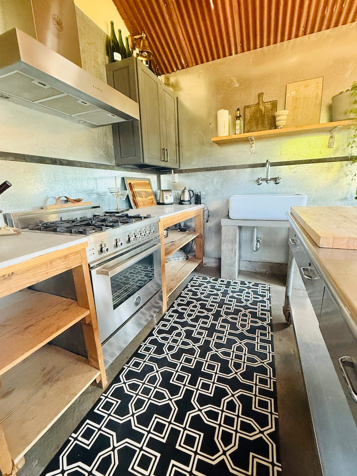 Country Carriage House in Downtown Geyserville