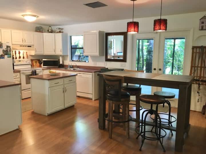 Garden House-2 Bedroom/2 Bath-Naples / Park Shore