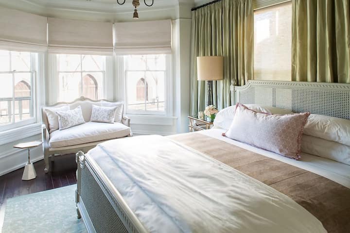 Mirabelle 4 - Top Floor Suite with Soaking Tub