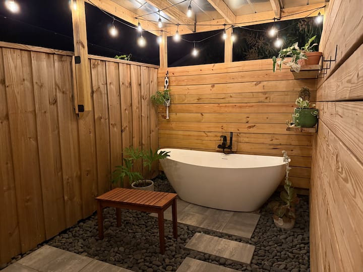 Florida Retreat-Private Outdoor Spa + Full Kitchen