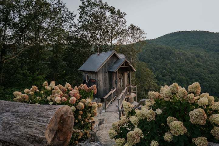 Cliffside Cabin at Raven Rock Mountain