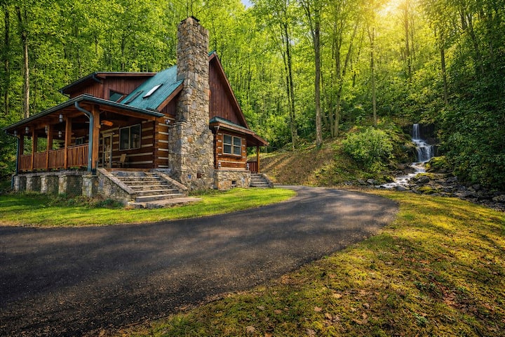 CLEAN Mountain waterfall cabin min to town