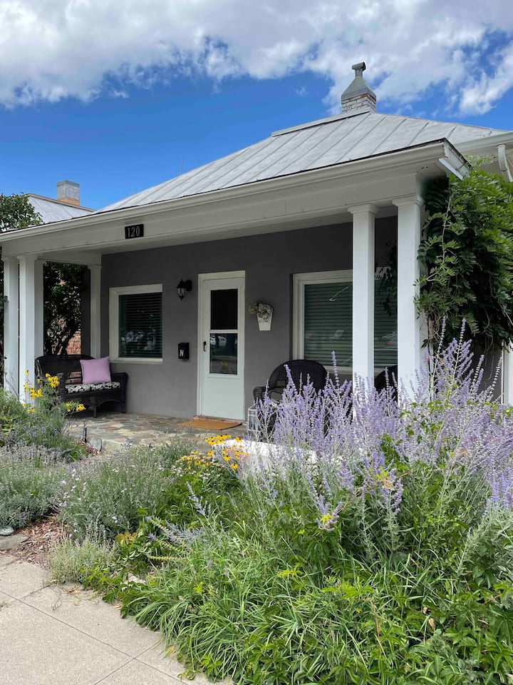 Charming Cottage on Alpine Park (STR875)