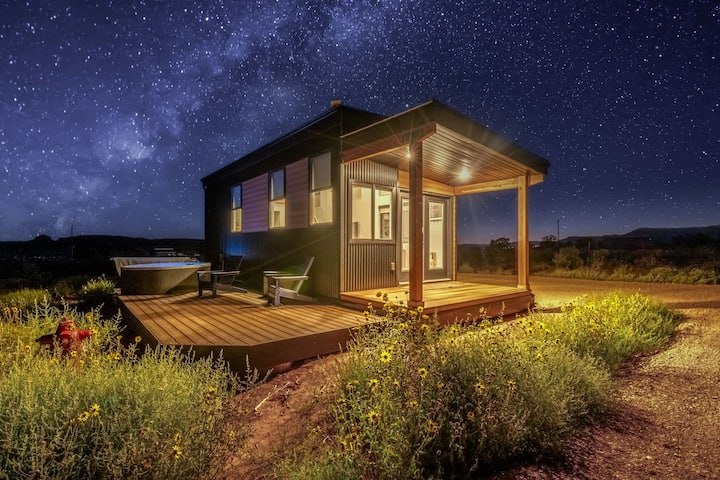 Tiny Home w Panoramic Views, Hot Tub, Near Zion