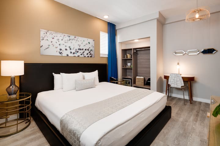 Miami Beach Chic Room on Famous Collins Ave