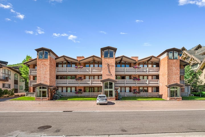Perfect Location Between Vail & Loinshead
