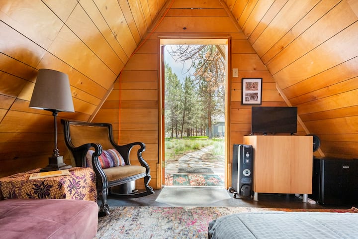 Rajneesh Aframe/Hot Tub, 10 min from downtown Bend