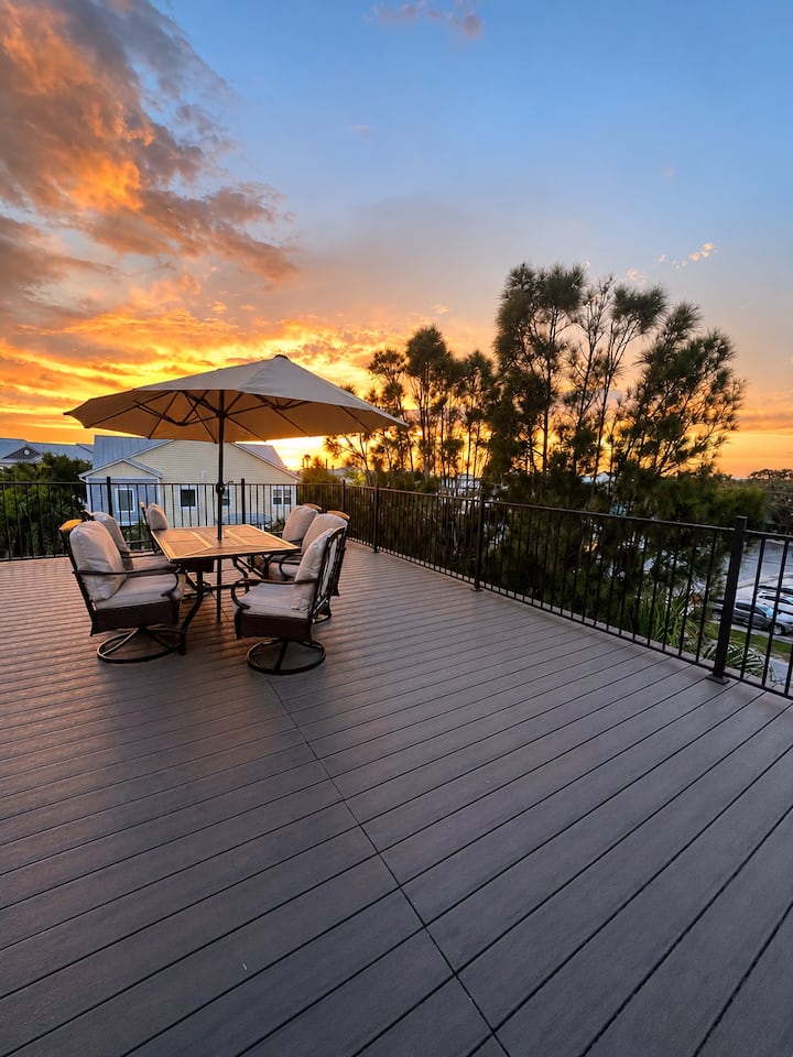 NEW | 2 mins to Beach | Roof Deck | Intro Rates