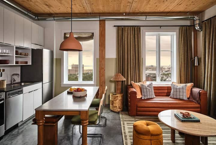 Stay Near River Street + On-site Dining & Gym