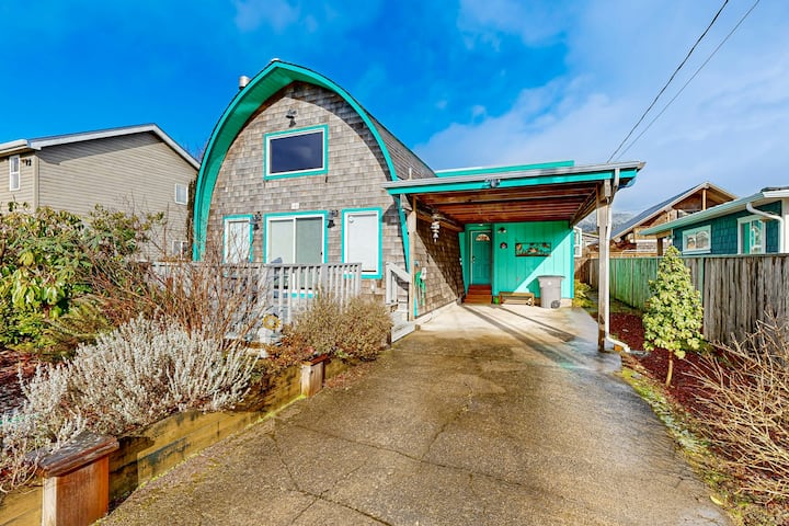 Lovely 1BR Dog Friendly | WoodStove | Deck | W/D
