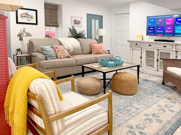 Queen Bed/Bath, W/D, Kitchen, Lots of Amenities!