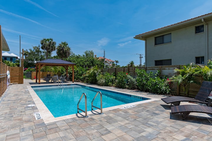 2BR stay w/ pool, backyard & BBQ grill