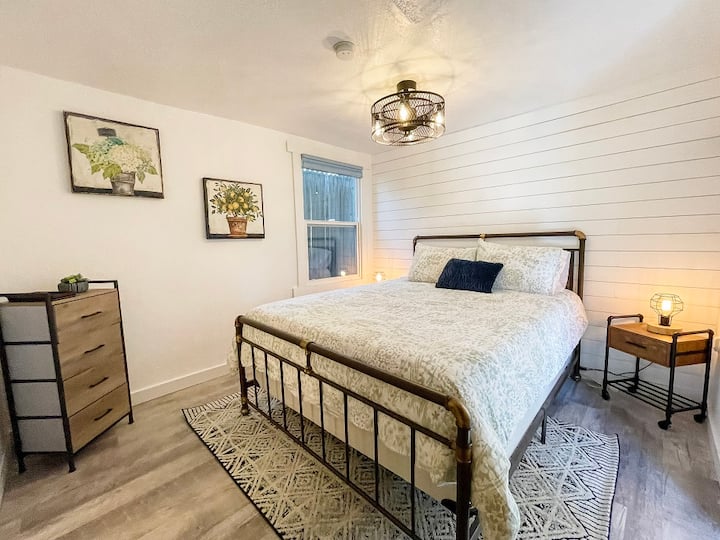 The Treehouse, Cabin near MidTown with Hot Tub