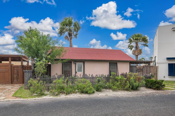Beachside Villa - Private cozy yard - Pet friendly