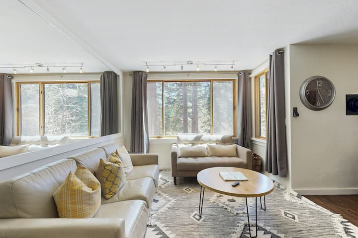 Stylish 1BR Ski-In/Ski-Out | Fireplace