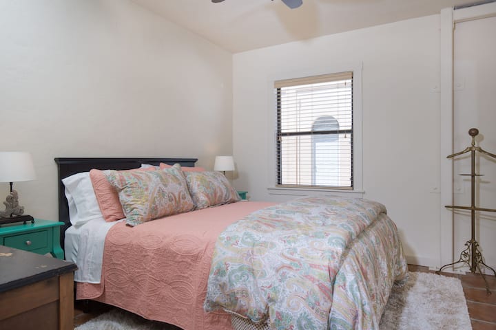 Charming! 4min walk to downtown!