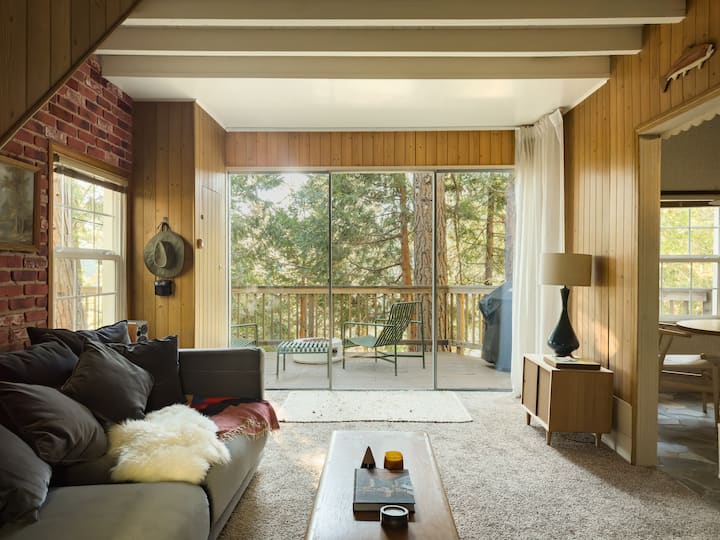 Cozy, Romantic Cabin for Two | The Squirrel House