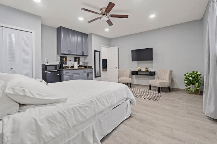 Modern Private Studio Near Disney, Universal & MCO