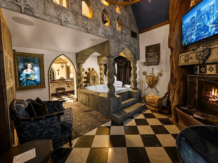 C2:Haunted Manor | Gothic Cottage with Private Spa