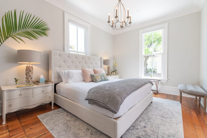 Mendez on Main #2 / King Bed/1 bath Walk to town