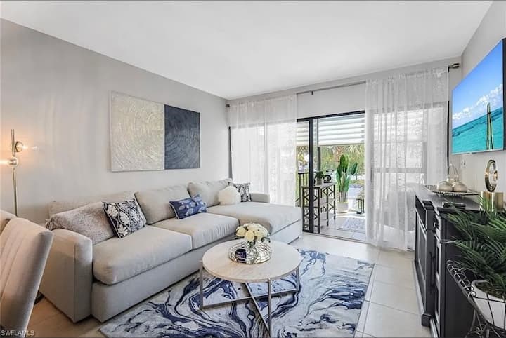 Waterfront Condo near Tin City |Balcony + views|