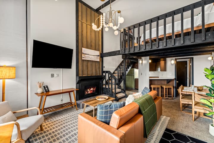 Mid Mod Stunner | Ski In & Out | Walk to Dining!
