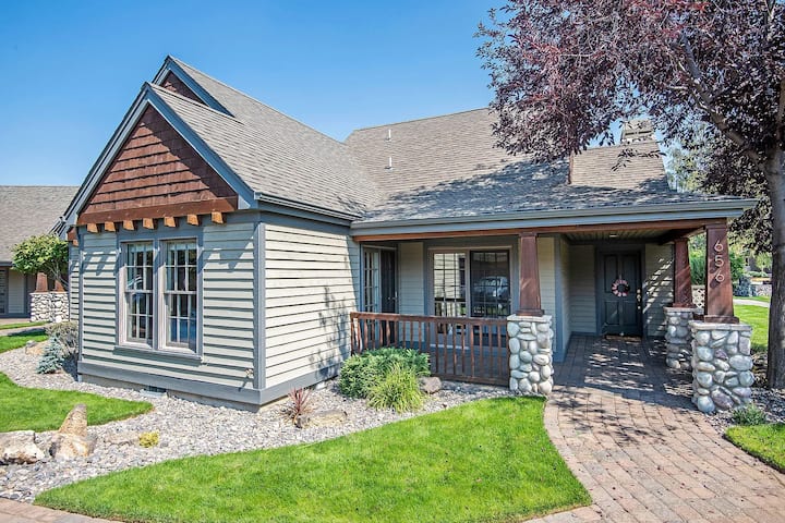 Beautiful Townhome with Patio