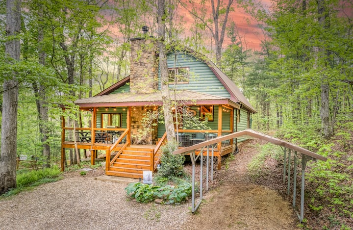 Forest Retreat | Walk to Lake, Hot Tub & Games