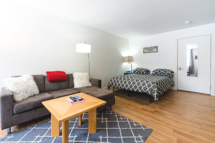Cozy Condo with full kitchen & shared hot tub.