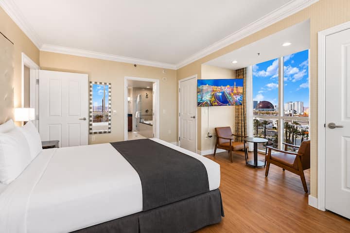 Sphere View King Suite|On Strip| Lazy River/POOL!