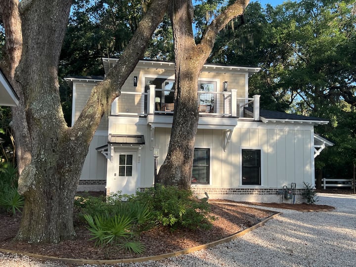 Private Cottage Treehouse Among Giant Live Oaks