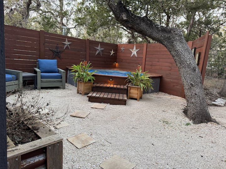 Cedar Shack - cozy getaway minutes from Wimberley