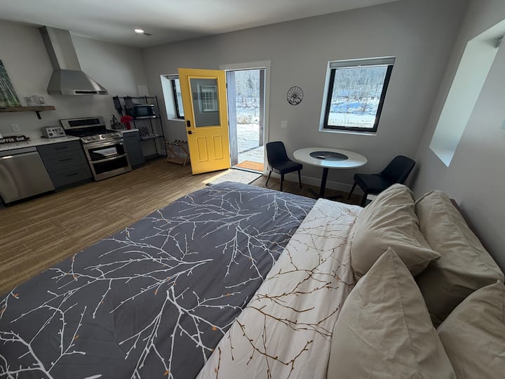 The 4 Seasons - Riverfront Studio with king bed!
