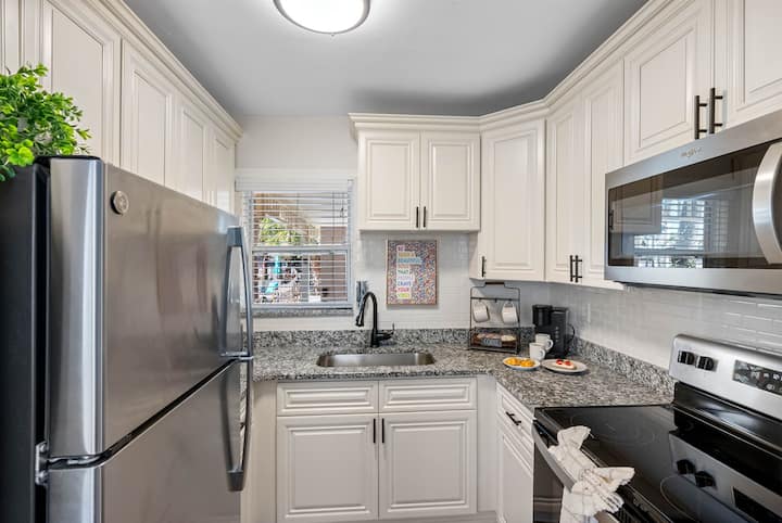 South Beach Retreat, Steps from the Beach!