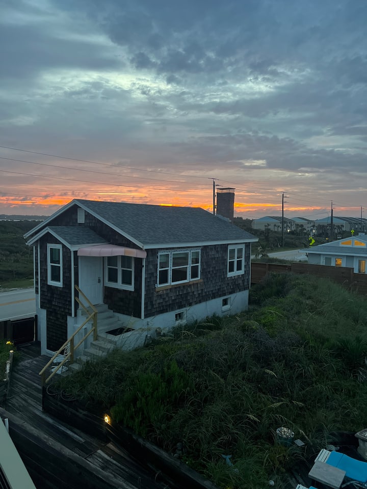 Oceanfront Rustic Cottage by the Sea