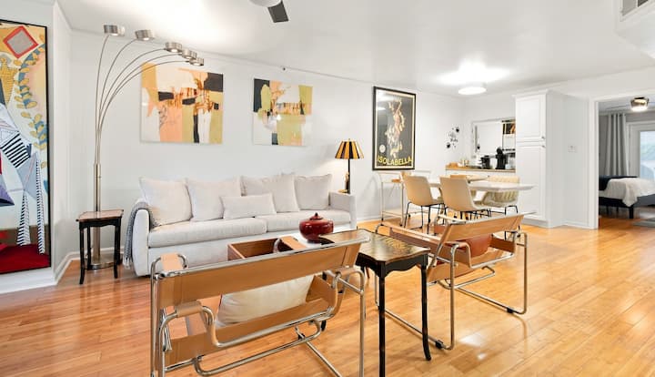 Modern artistic garden apt w/ patio & parking.