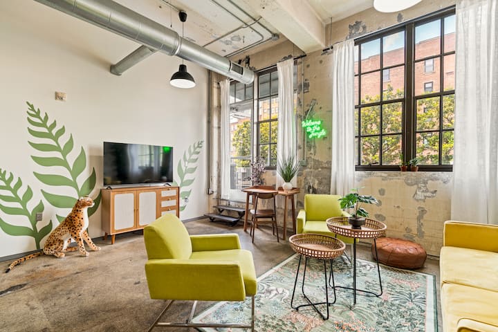 Old City Jungle Loft • Vibrant, Fun+FREE Parking