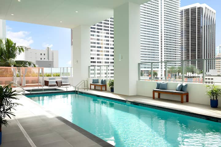 *NEW* Lux Condo | High-Floor · Gym · Pool ·