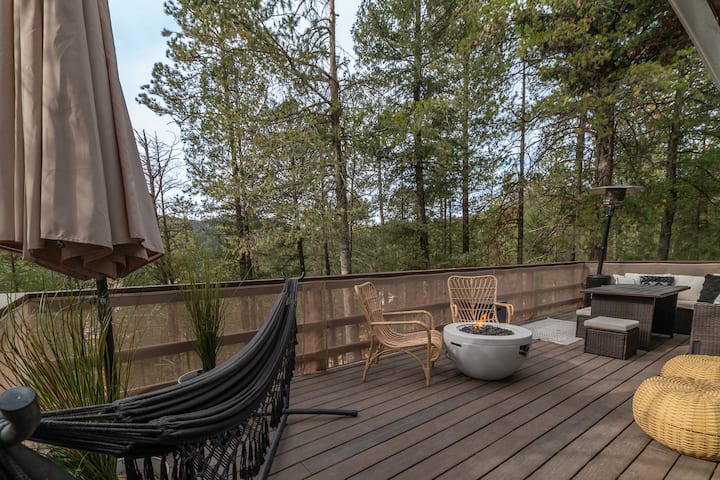 Mountain Views | Wild Horses| Large Deck| Updated